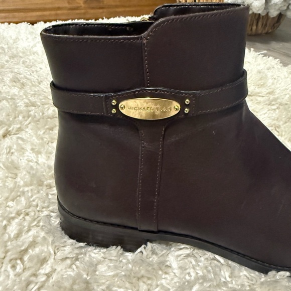 Michael by MK Women's Finley Low Heel Leather Booties - Picture 5 of 10